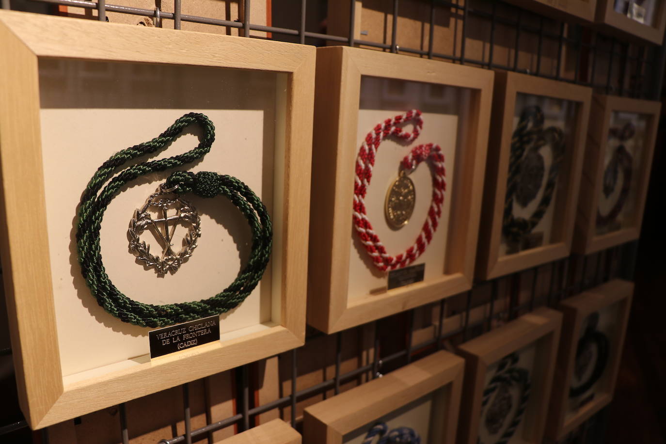 La exposición internacional de 'La Vera Cruz en el mundo' formada por 300 cruces llega al Museo Casa Botines Gaudí para mostrar una colección de este símbolo internacional que alrededor de la Semana Santa une a diferentes países.