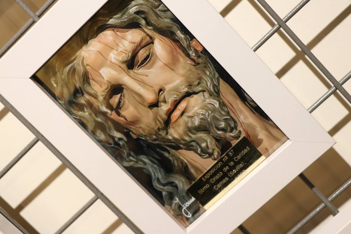 La exposición internacional de 'La Vera Cruz en el mundo' formada por 300 cruces llega al Museo Casa Botines Gaudí para mostrar una colección de este símbolo internacional que alrededor de la Semana Santa une a diferentes países.