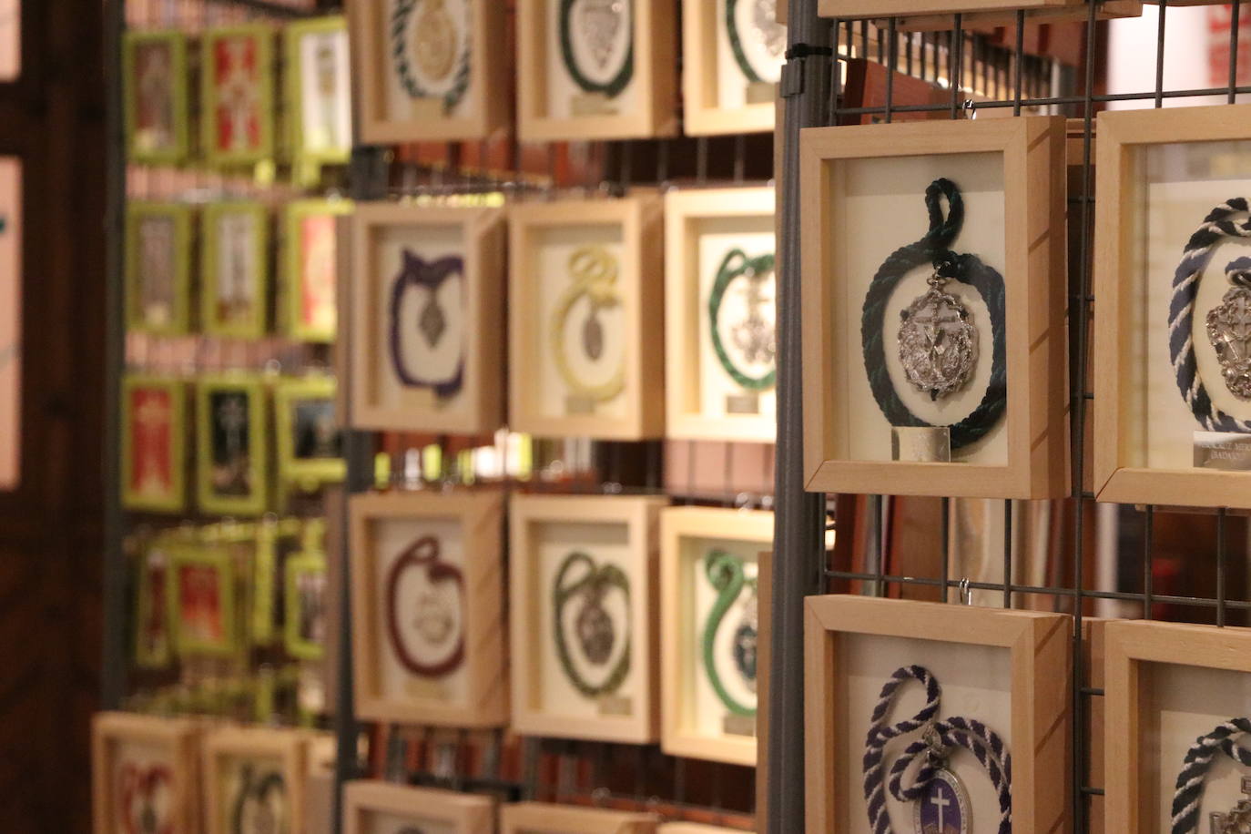 La exposición internacional de 'La Vera Cruz en el mundo' formada por 300 cruces llega al Museo Casa Botines Gaudí para mostrar una colección de este símbolo internacional que alrededor de la Semana Santa une a diferentes países.