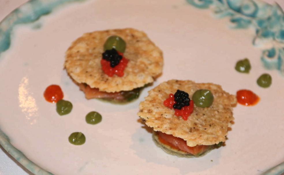 Coca de caviar y ahumados, con una salsa de verduras del cocinero Jaime Uz. 