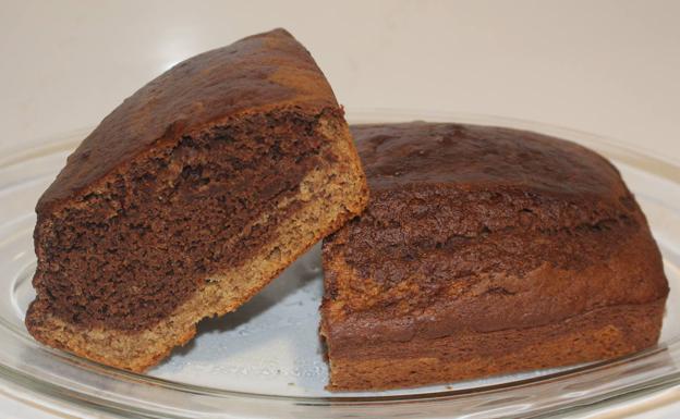 Imagen del bizcocho cortado y recién salido del horno. 