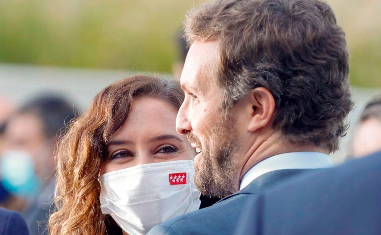 Pablo Casado, frente a Ayuso, convoca en León una cumbre de presidentes provinciales. El objetivo no es otro que recibir el respaldo de las bases y remarcar su figura frente a la presidenta madrileña. 