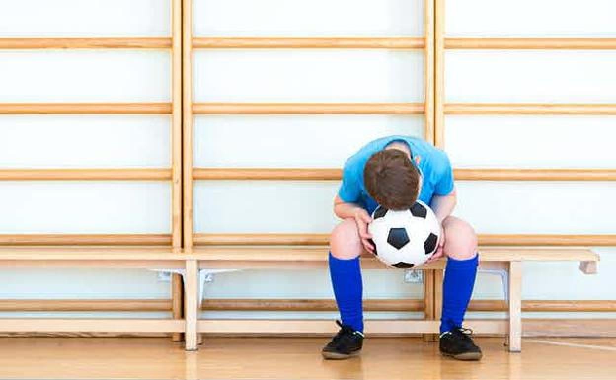 Un niño con un balón en clases de educación física.