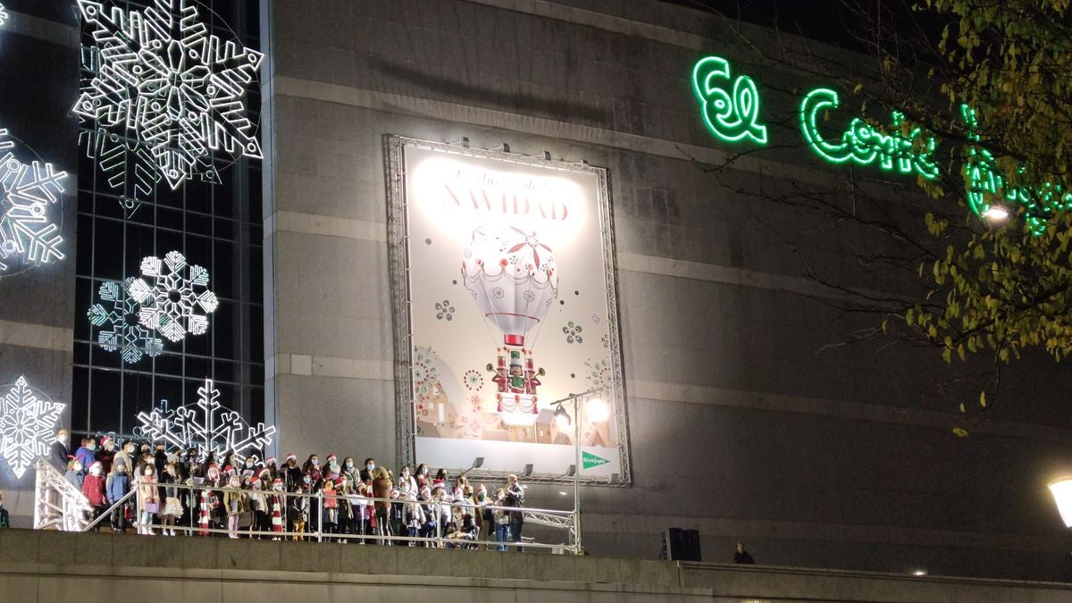 Los niños de las Escuelas Corales han sido los protagonistas del tradicional encendido navideño de la fachada de El Corte Inglés.