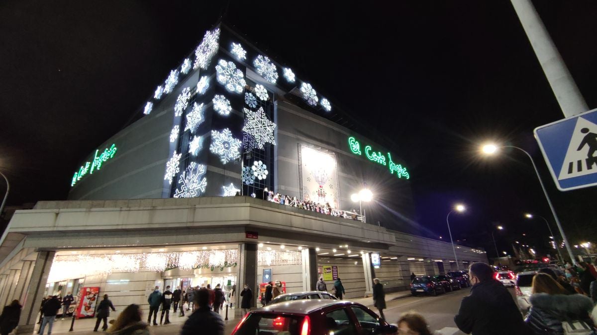 Los niños de las Escuelas Corales han sido los protagonistas del tradicional encendido navideño de la fachada de El Corte Inglés.