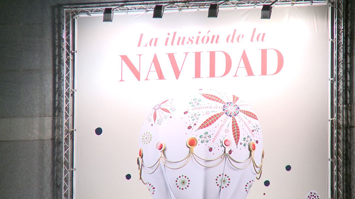 Los niños de las Escuelas Corales han sido los protagonistas del tradicional encendido navideño de la fachada de El Corte Inglés.