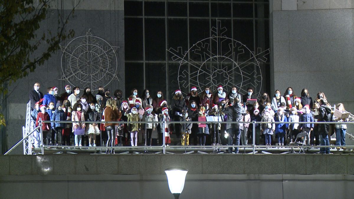 Los niños de las Escuelas Corales han sido los protagonistas del tradicional encendido navideño de la fachada de El Corte Inglés.