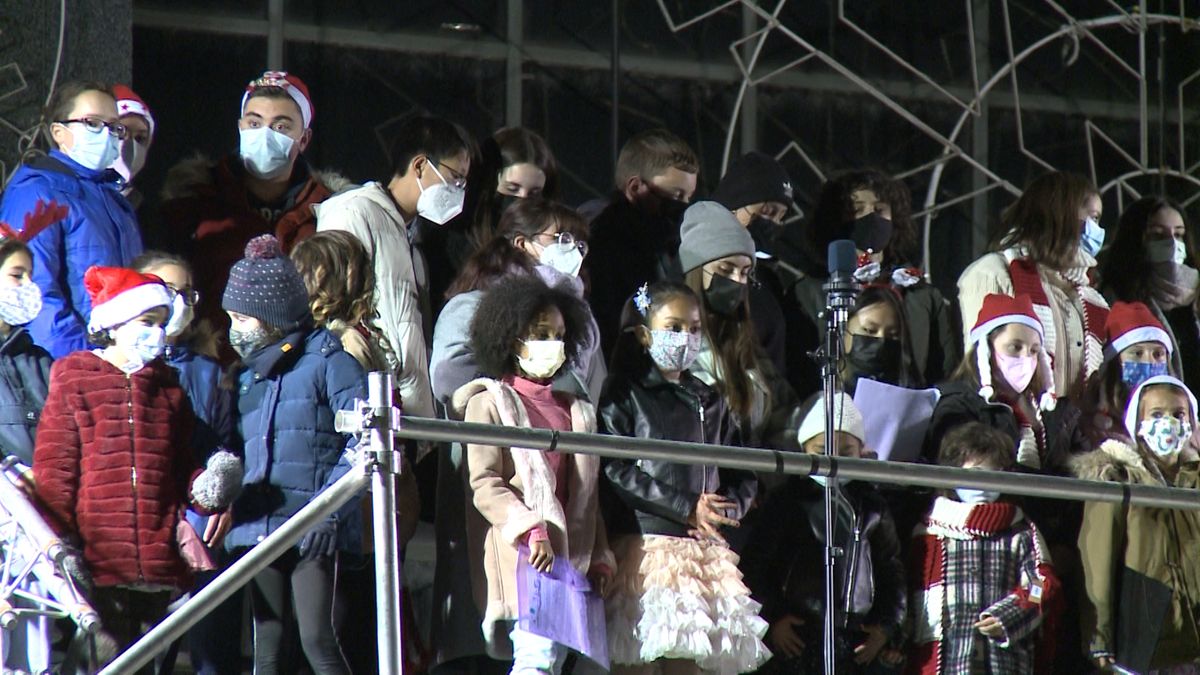 Los niños de las Escuelas Corales han sido los protagonistas del tradicional encendido navideño de la fachada de El Corte Inglés.