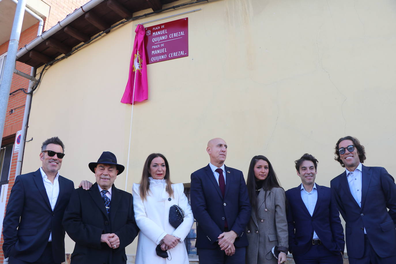 La Plaza Millán Astray ya es historia en Armunia: Manuel Quijano ha presencido junto a sus hijos, entre emoción y «orgullo» la oficialidad del cambio.