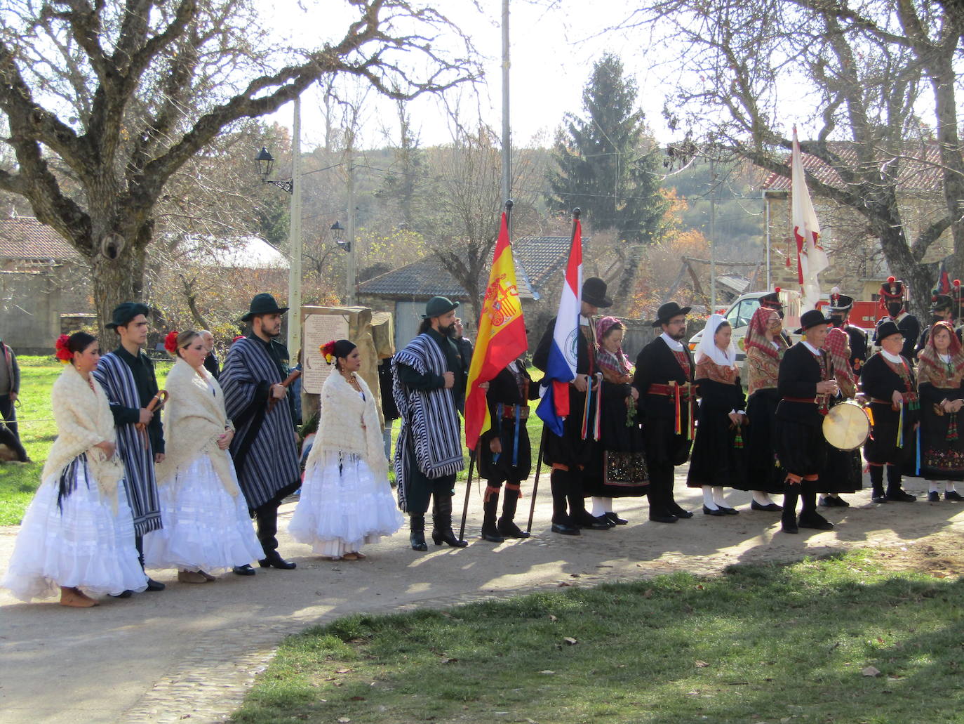 Turienzo de los Caballeros ha homenajeado este sábado a los soldados españoles y uruguayos que el 2 de enero de 1809 perdieorn la vida al ser alcanzados en su retirada de Atorga por la caballería francesa del general Franceschi en un combate en la carretera que ascendía hasta Foncebadón.