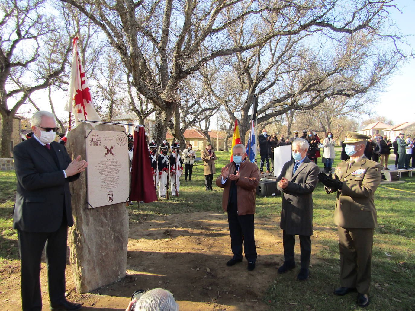 Turienzo de los Caballeros ha homenajeado este sábado a los soldados españoles y uruguayos que el 2 de enero de 1809 perdieorn la vida al ser alcanzados en su retirada de Atorga por la caballería francesa del general Franceschi en un combate en la carretera que ascendía hasta Foncebadón.