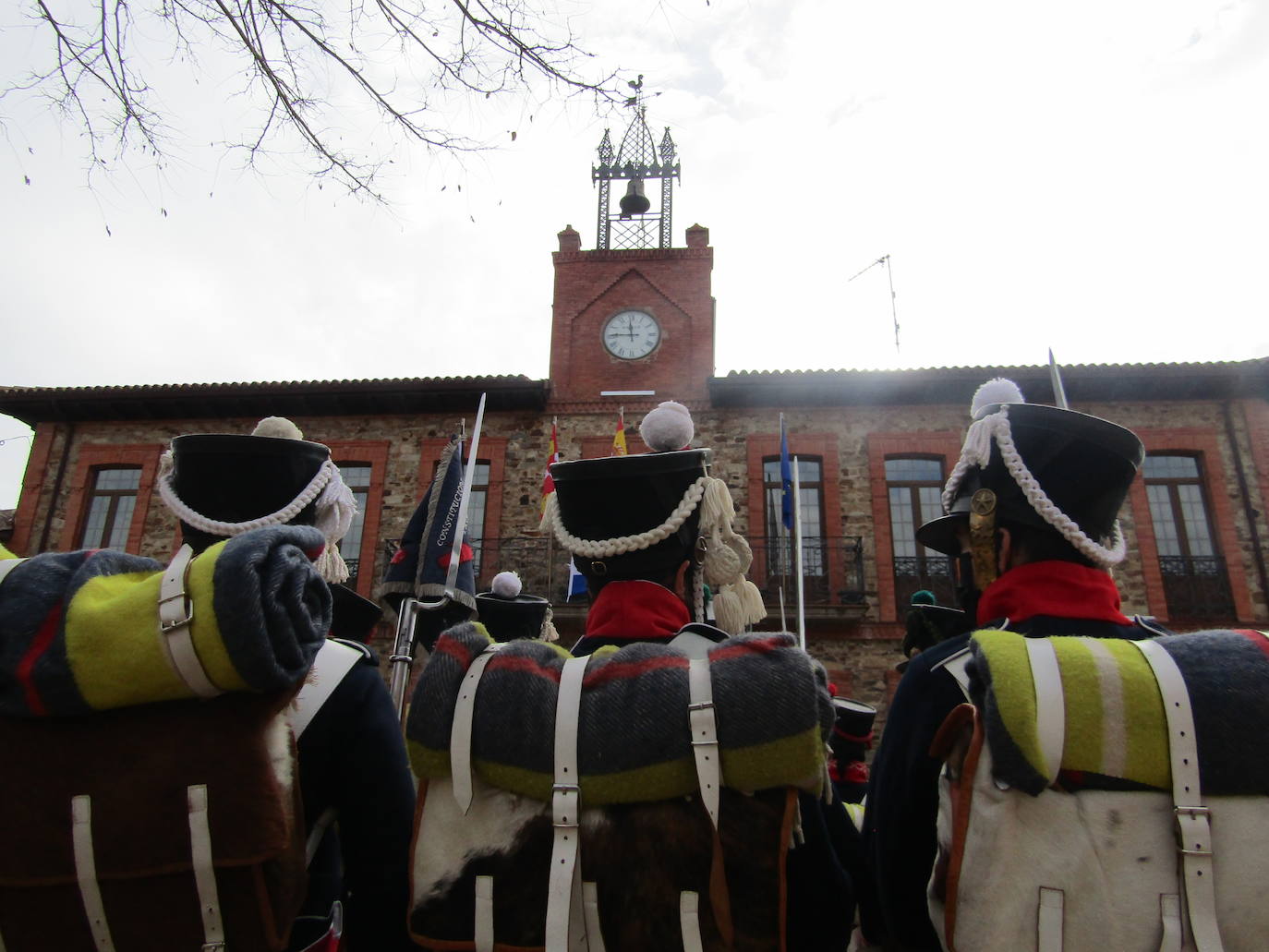 Turienzo de los Caballeros ha homenajeado este sábado a los soldados españoles y uruguayos que el 2 de enero de 1809 perdieorn la vida al ser alcanzados en su retirada de Atorga por la caballería francesa del general Franceschi en un combate en la carretera que ascendía hasta Foncebadón.