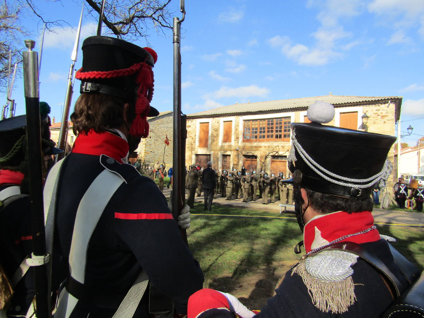 Turienzo de los Caballeros ha homenajeado este sábado a los soldados españoles y uruguayos que el 2 de enero de 1809 perdieorn la vida al ser alcanzados en su retirada de Atorga por la caballería francesa del general Franceschi en un combate en la carretera que ascendía hasta Foncebadón.