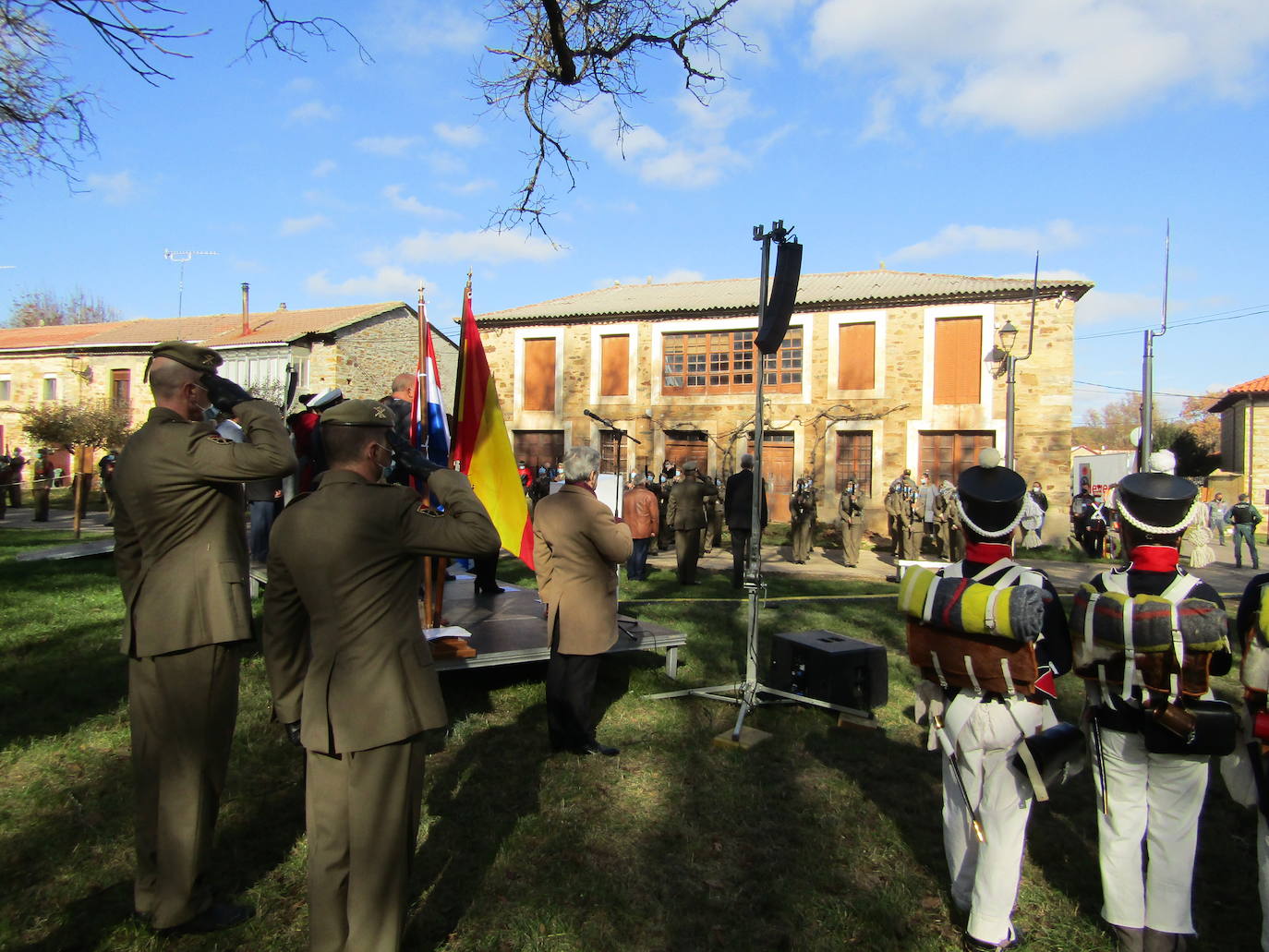 Turienzo de los Caballeros ha homenajeado este sábado a los soldados españoles y uruguayos que el 2 de enero de 1809 perdieorn la vida al ser alcanzados en su retirada de Atorga por la caballería francesa del general Franceschi en un combate en la carretera que ascendía hasta Foncebadón.