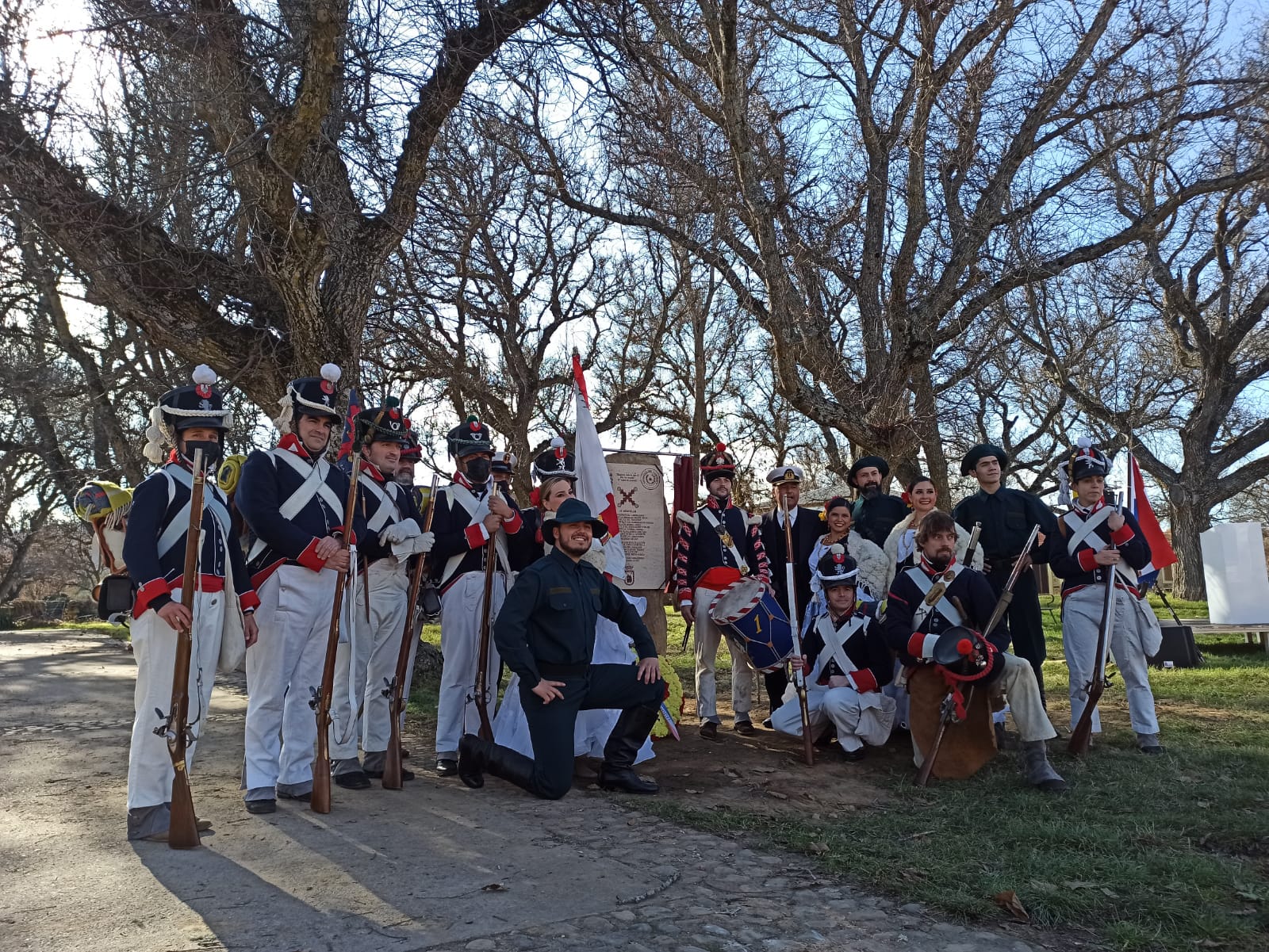 Turienzo de los Caballeros ha homenajeado este sábado a los soldados españoles y uruguayos que el 2 de enero de 1809 perdieorn la vida al ser alcanzados en su retirada de Atorga por la caballería francesa del general Franceschi en un combate en la carretera que ascendía hasta Foncebadón.