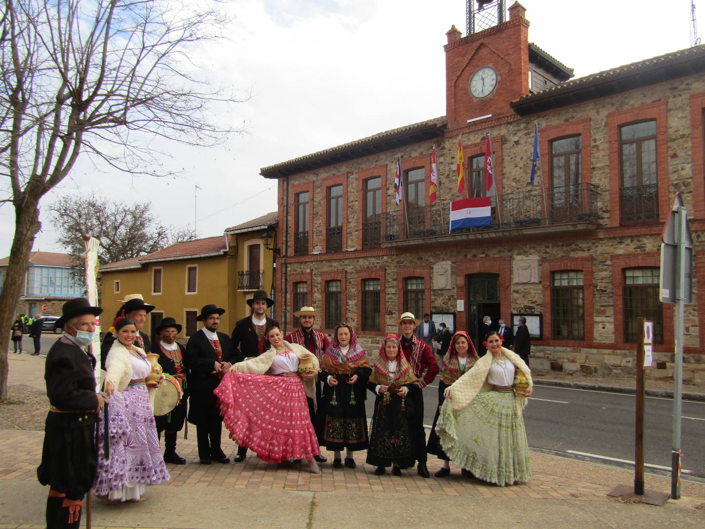 Turienzo de los Caballeros ha homenajeado este sábado a los soldados españoles y uruguayos que el 2 de enero de 1809 perdieorn la vida al ser alcanzados en su retirada de Atorga por la caballería francesa del general Franceschi en un combate en la carretera que ascendía hasta Foncebadón.