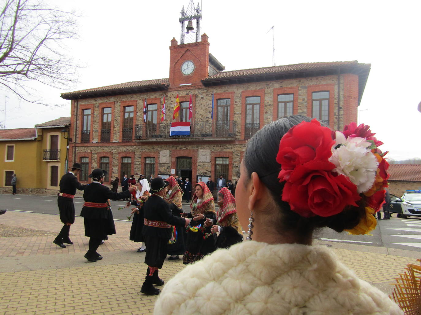 Turienzo de los Caballeros ha homenajeado este sábado a los soldados españoles y uruguayos que el 2 de enero de 1809 perdieorn la vida al ser alcanzados en su retirada de Atorga por la caballería francesa del general Franceschi en un combate en la carretera que ascendía hasta Foncebadón.