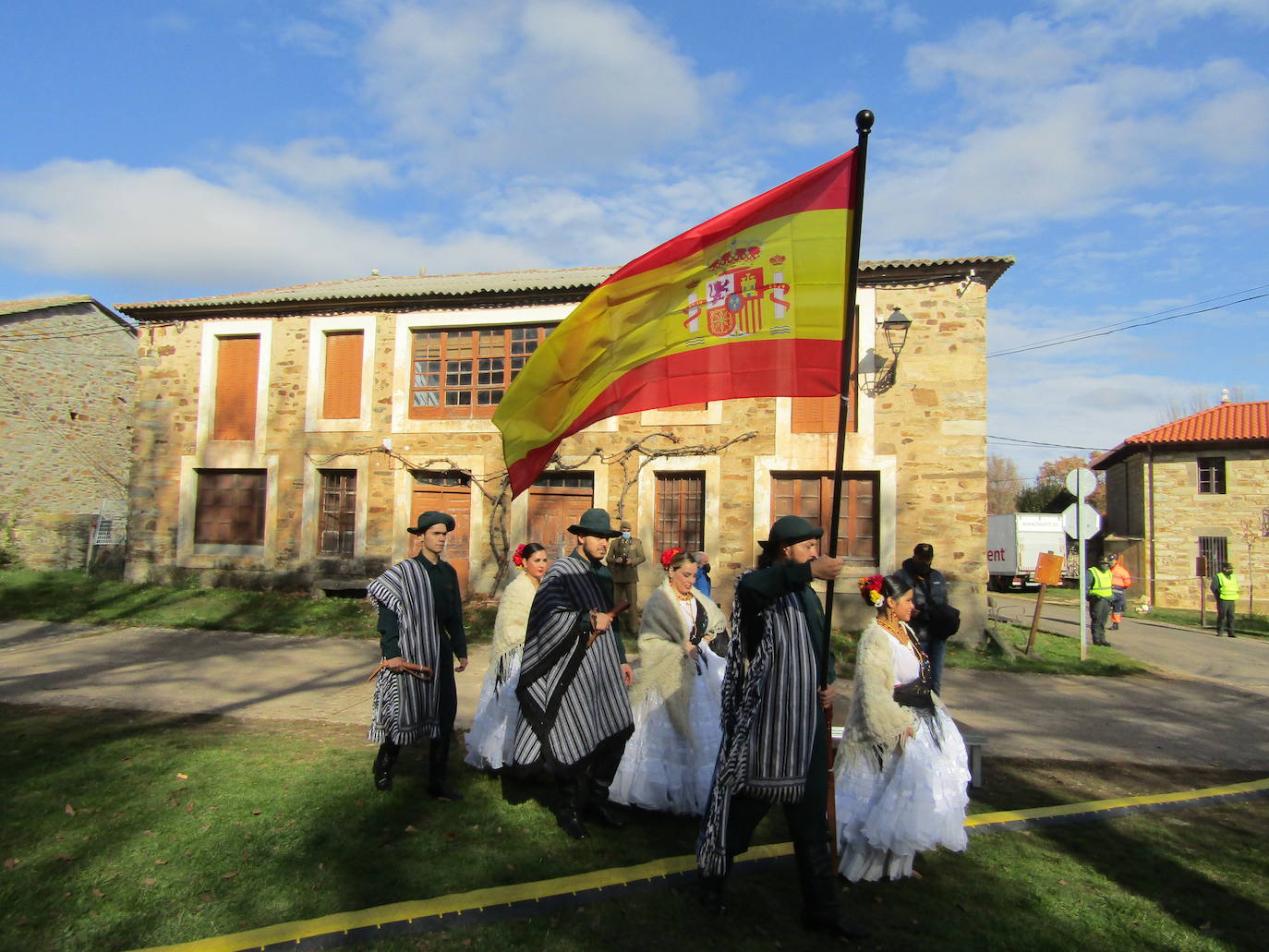 Turienzo de los Caballeros ha homenajeado este sábado a los soldados españoles y uruguayos que el 2 de enero de 1809 perdieorn la vida al ser alcanzados en su retirada de Atorga por la caballería francesa del general Franceschi en un combate en la carretera que ascendía hasta Foncebadón.