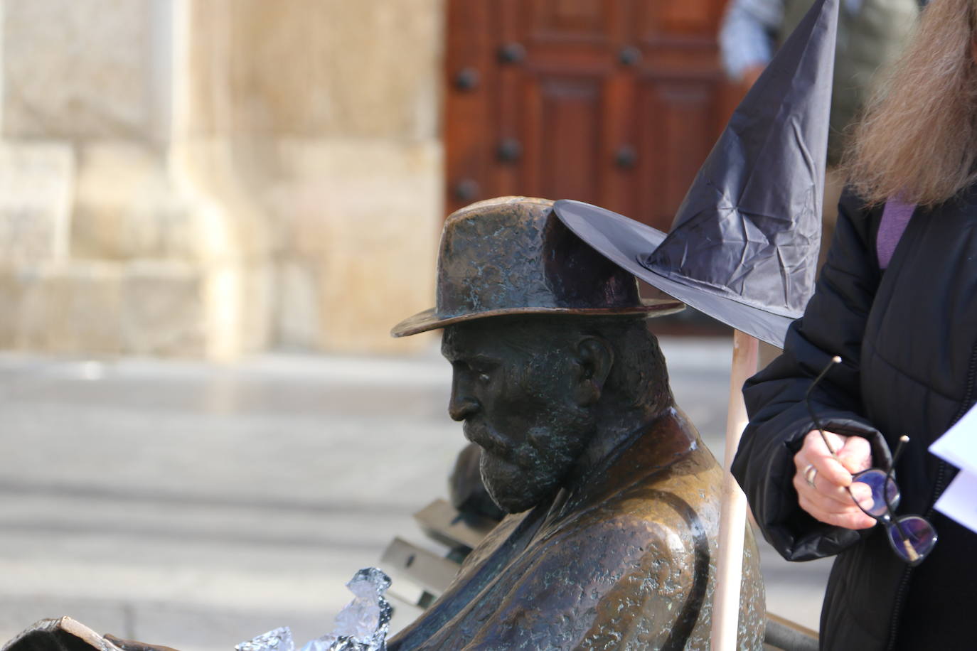 Un grupo de mujeres participa en esta performance ante la sede de Casa Botines.