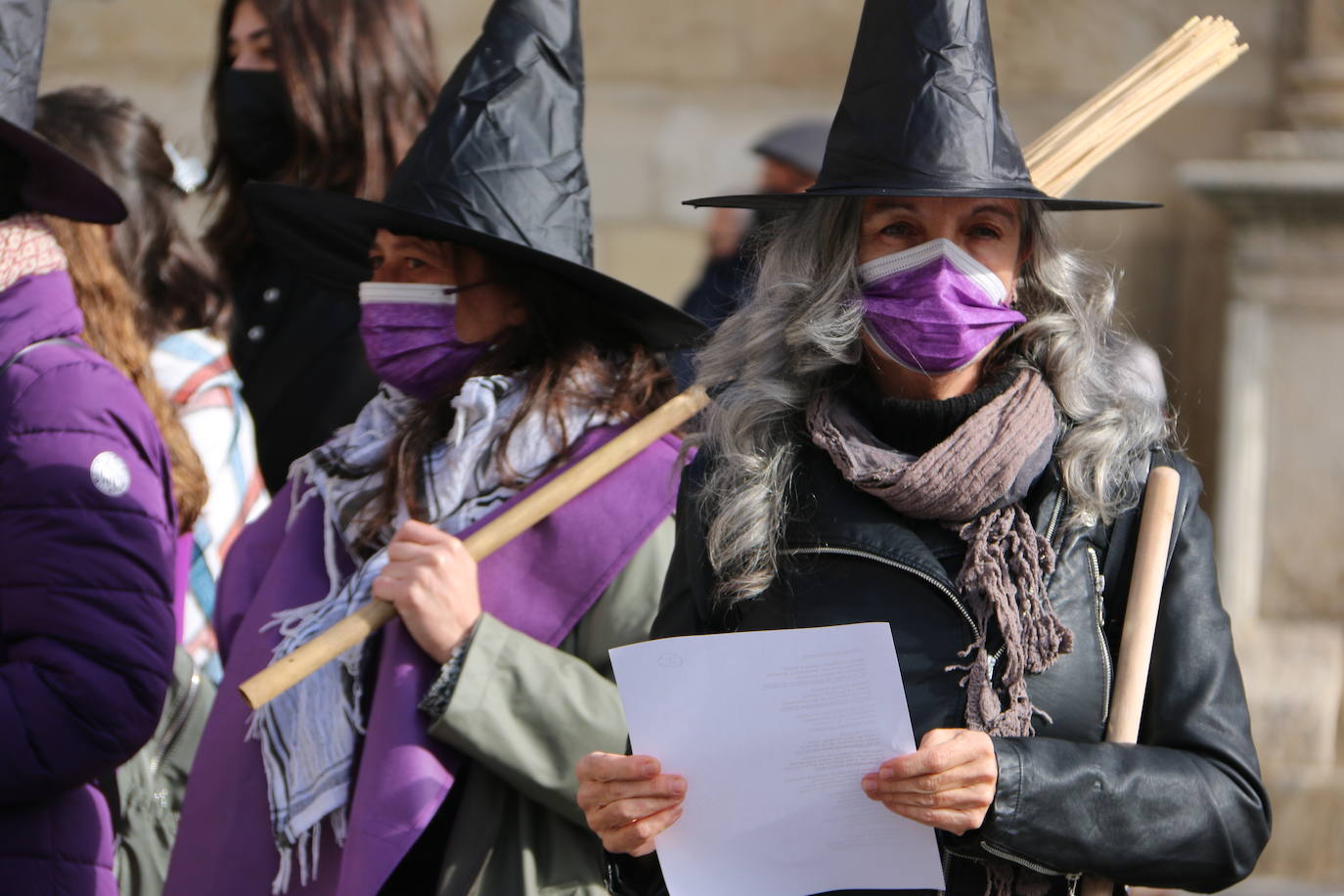 Un grupo de mujeres participa en esta performance ante la sede de Casa Botines.