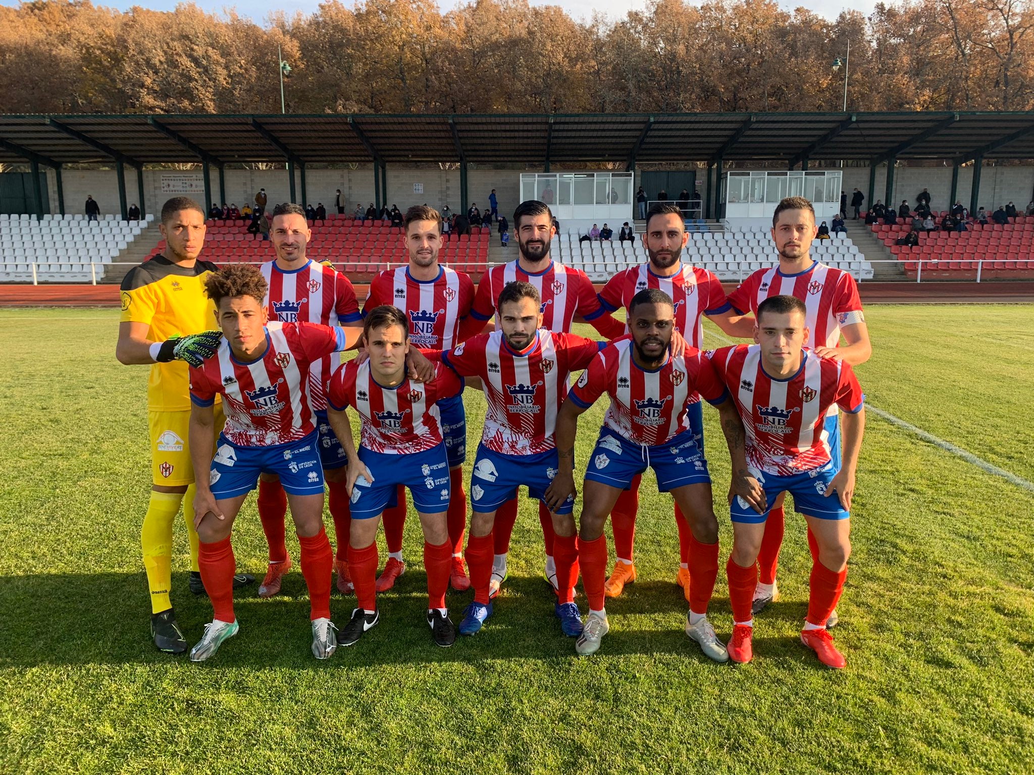 El conjunto berciano cayó derrotado ante los charros tras quedarse con un jugador menos.