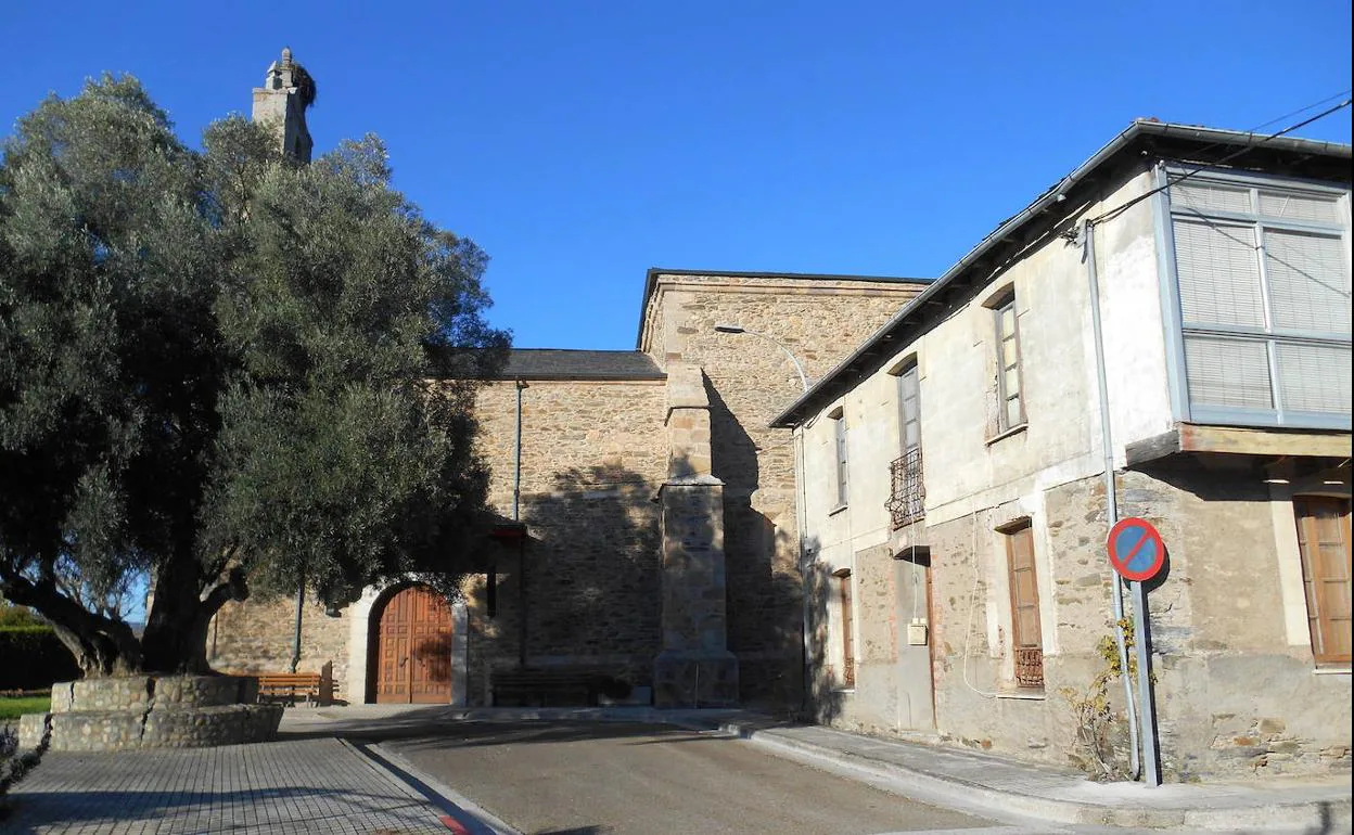 Imagen de la plaza con la casa parroquial.