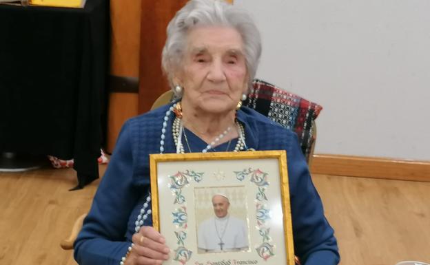 Galería. Belarmina posa con la bendición apostólica del papa.