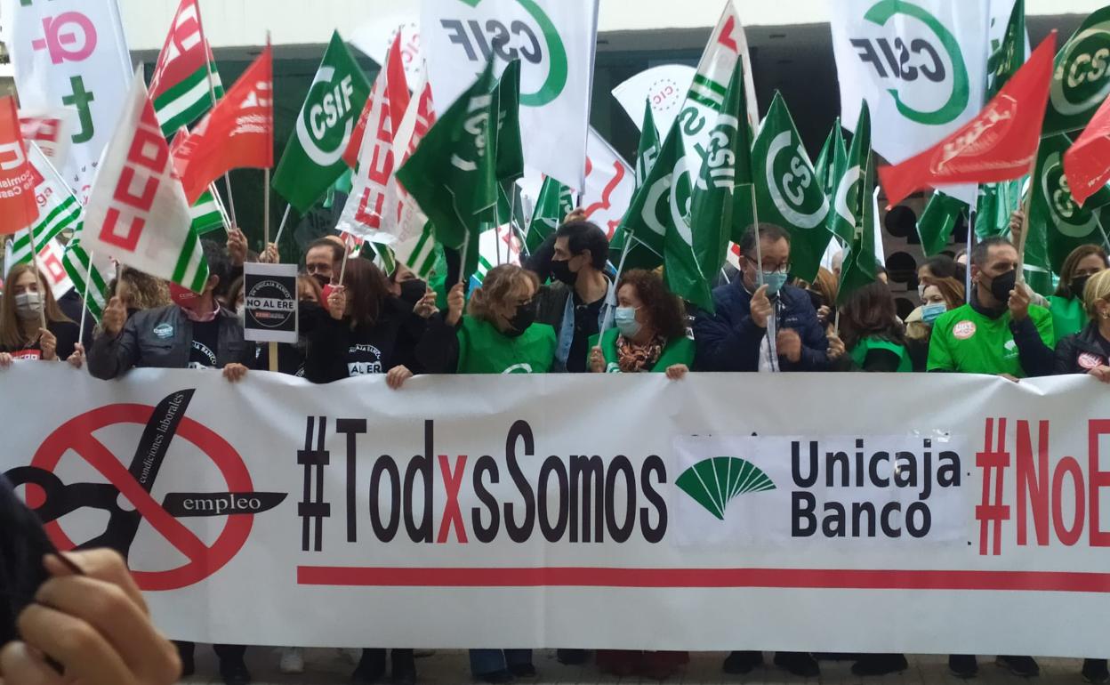 Protestas contra el ERE de Unicaja Banco.