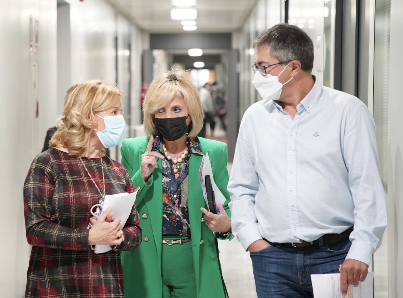 La consejera de Sanidad, Verónica Casado, informa sobre el desarrollo de la jornada 'Telepresencia: un recurso que nos acerca'.