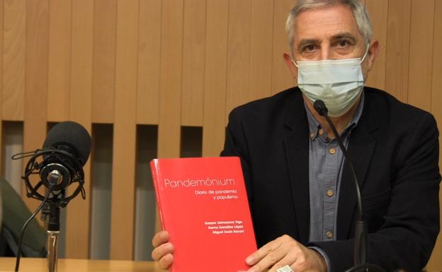 Gaspar Llamazares posa con su nuevo libro durante la presnetación en Sierra Pambley.