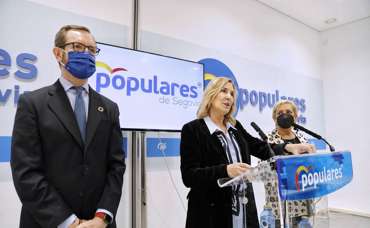 La vicesecretaria de Organización del PP, Ana Beltrán, ofrece una rueda de prensa junto al portavoz en el Senado, Javier Maroto, y la presidenta del PP de Segovia, Paloma Sanz.