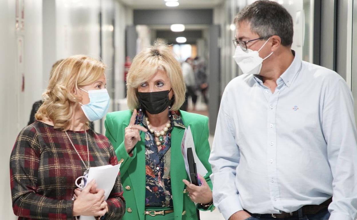 La consejera de Sanidad, Verónica Casado, informa sobre el desarrollo de la jornada 'Telepresencia: un recurso que nos acerca'.