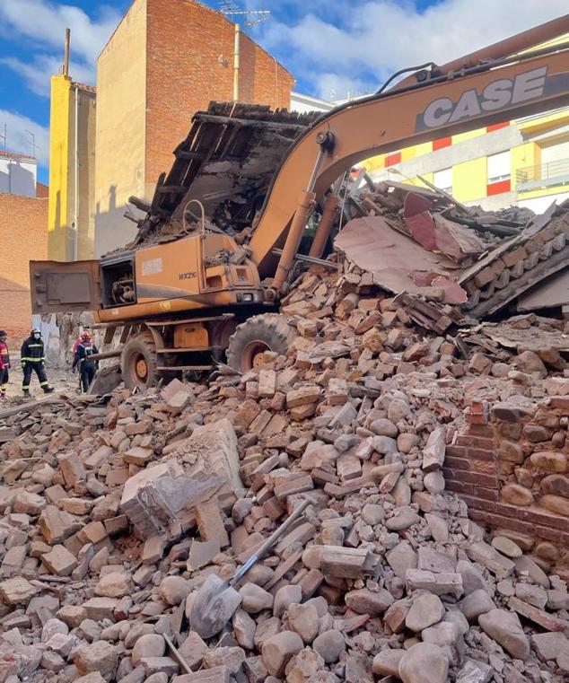 El derrumbe se ha producido cuando la máquina procedía al derribo de un inmueble en la calle Alfonso el Justiciero de León capital | Efectivos de Bomberos han acudido al lugar para auxiliar al operario que, finalmente, ha podido abandonar el vehículo sin dificultad. 