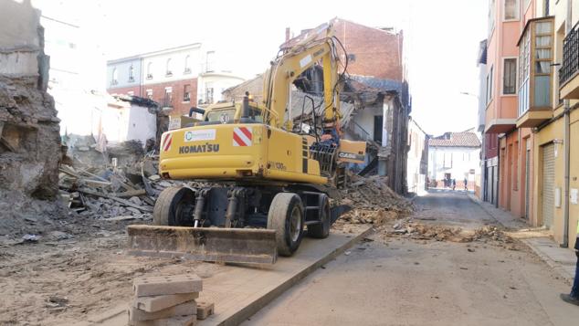 El derrumbe se ha producido cuando la máquina procedía al derribo de un inmueble en la calle Alfonso el Justiciero de León capital | Efectivos de Bomberos han acudido al lugar para auxiliar al operario que, finalmente, ha podido abandonar el vehículo sin dificultad. 