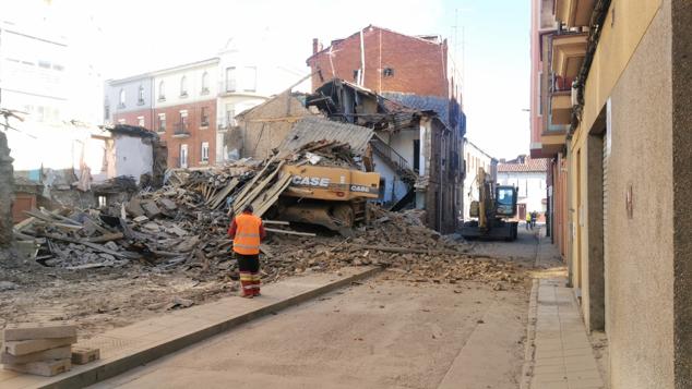 El derrumbe se ha producido cuando la máquina procedía al derribo de un inmueble en la calle Alfonso el Justiciero de León capital | Efectivos de Bomberos han acudido al lugar para auxiliar al operario que, finalmente, ha podido abandonar el vehículo sin dificultad. 