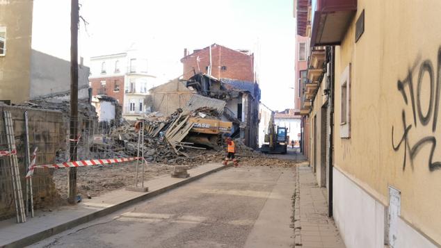 El derrumbe se ha producido cuando la máquina procedía al derribo de un inmueble en la calle Alfonso el Justiciero de León capital | Efectivos de Bomberos han acudido al lugar para auxiliar al operario que, finalmente, ha podido abandonar el vehículo sin dificultad. 