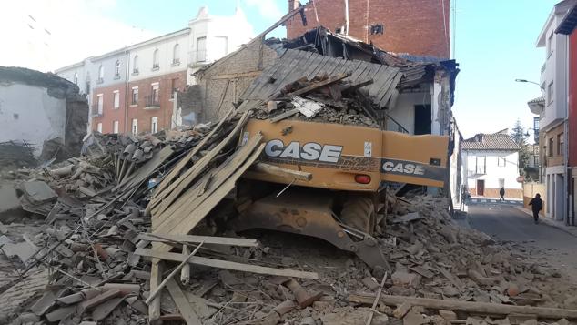 El derrumbe se ha producido cuando la máquina procedía al derribo de un inmueble en la calle Alfonso el Justiciero de León capital | Efectivos de Bomberos han acudido al lugar para auxiliar al operario que, finalmente, ha podido abandonar el vehículo sin dificultad. 