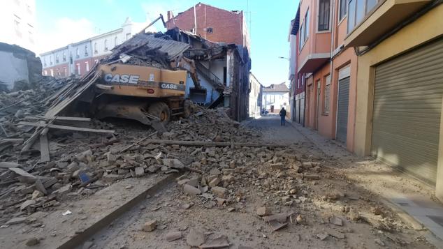 El derrumbe se ha producido cuando la máquina procedía al derribo de un inmueble en la calle Alfonso el Justiciero de León capital | Efectivos de Bomberos han acudido al lugar para auxiliar al operario que, finalmente, ha podido abandonar el vehículo sin dificultad. 