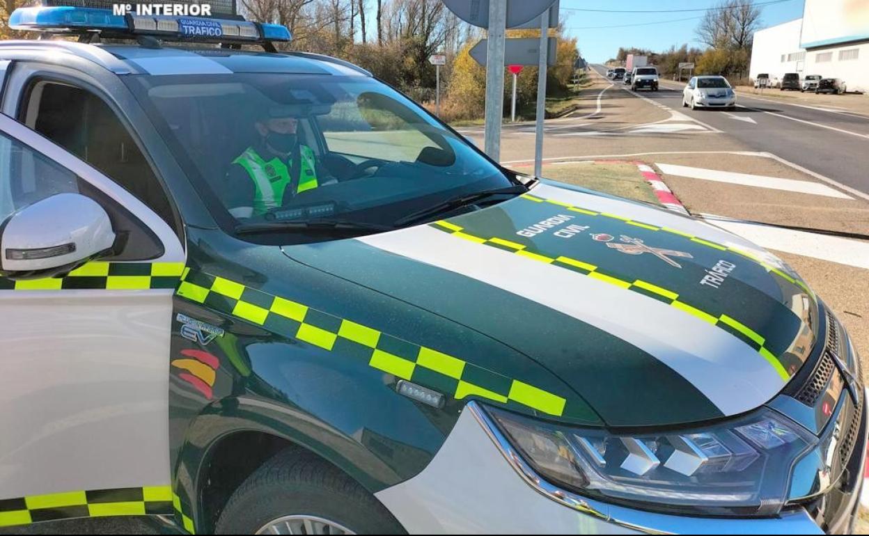 Efectivos de la Guardia Civil con uno de sus nuevos vehículos eléctricos. Los nuevos modelos pueden llegar a circular durante cincuenta kilómetros en modo eléctrico. 