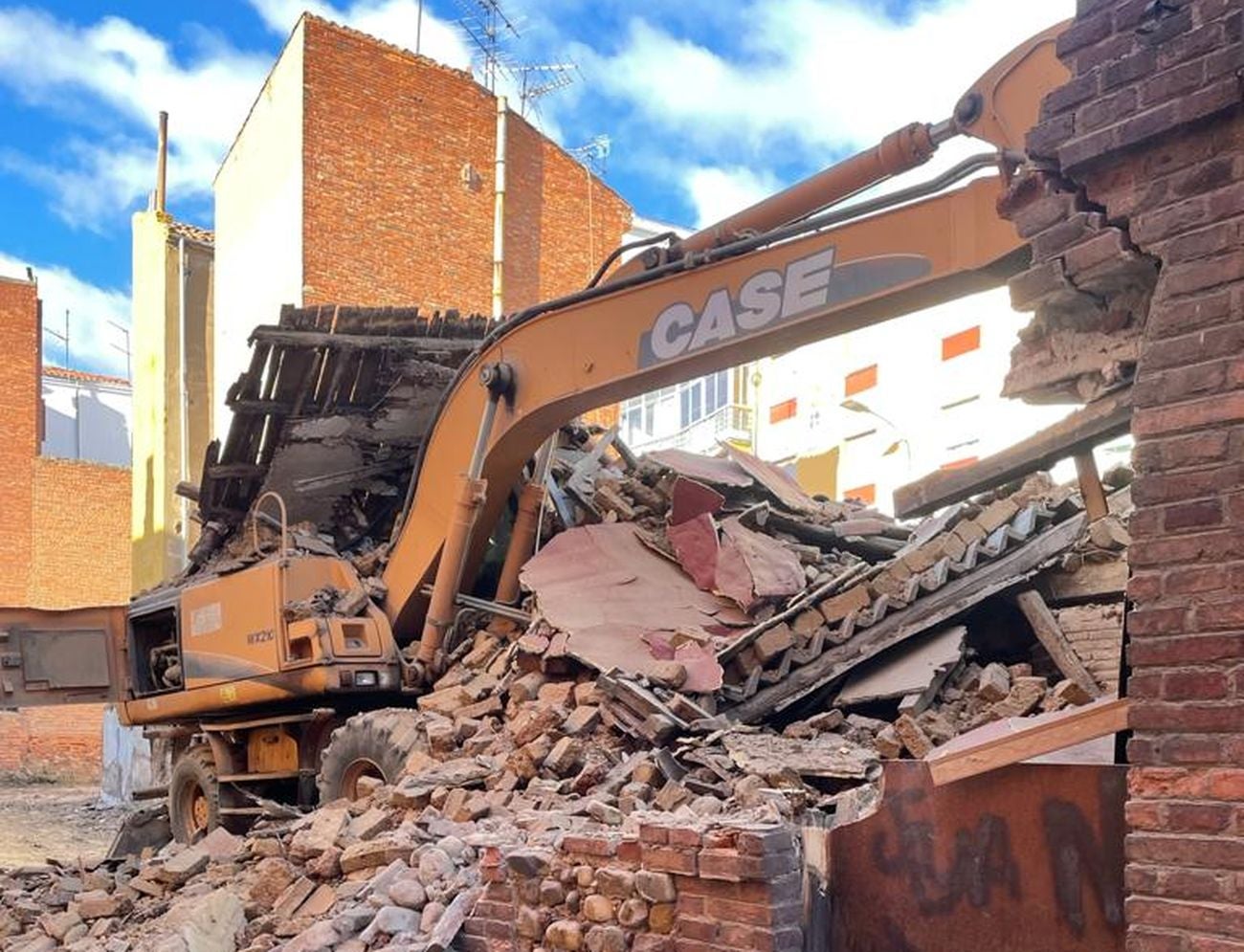 El derrumbe se ha producido cuando la máquina procedía al derribo de un inmueble en la calle Alfonso el Justiciero de León capital | Efectivos de Bomberos han acudido al lugar para auxiliar al operario que, finalmente, ha podido abandonar el vehículo sin dificultad. 