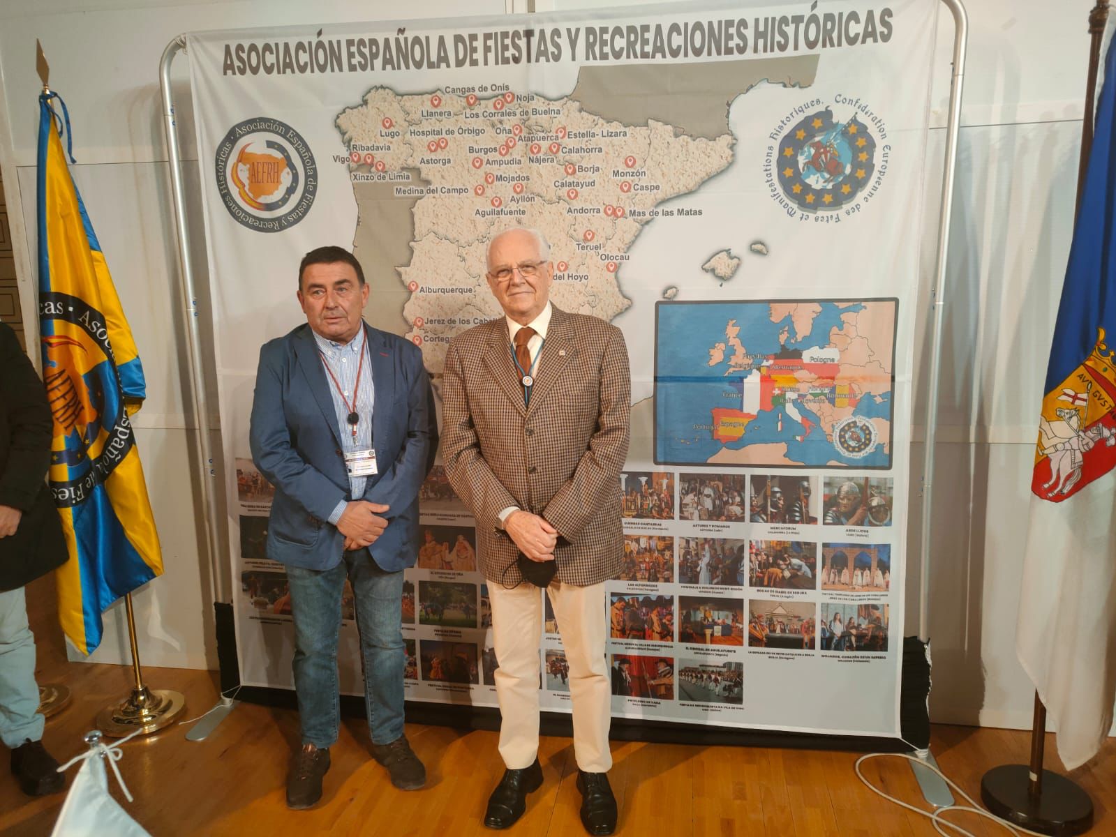 De izquierda a derecha, Enrique Busto, alcalde de Hospital de Órbigo, y Antonio Madrid, presidente de la Asociación Española de Fiestas y Recreaciones Históricas.