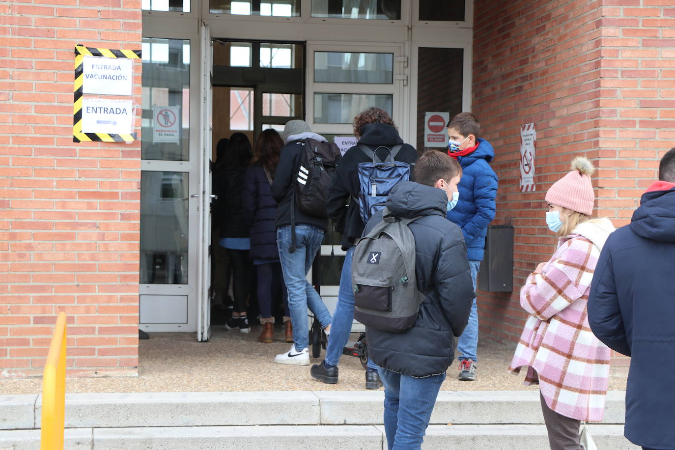 Los jóvenes acuden en masa a recibir sus dosis o completar sus pautas de vacunación.