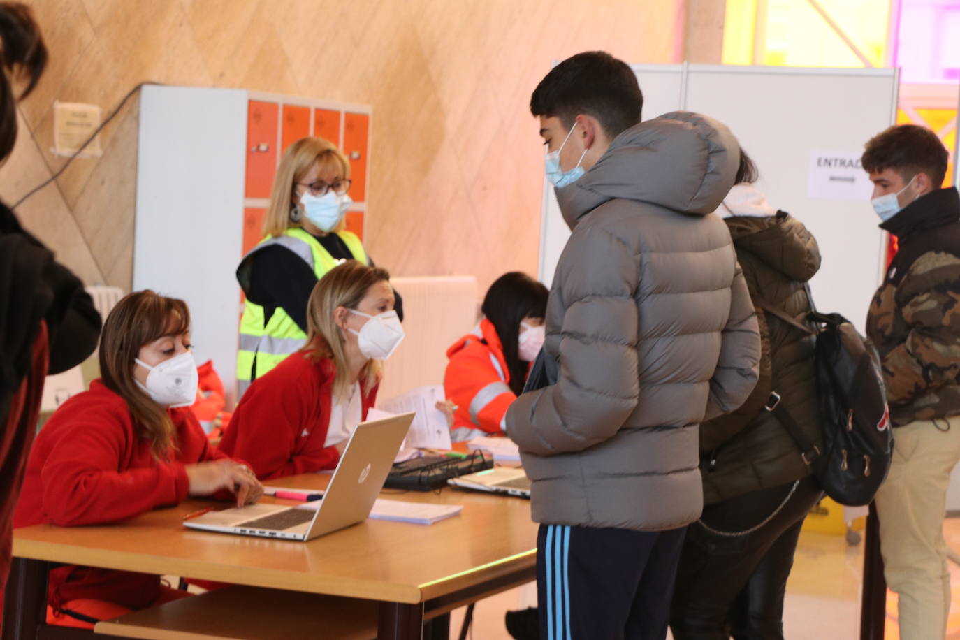 Los jóvenes acuden en masa a recibir sus dosis o completar sus pautas de vacunación.