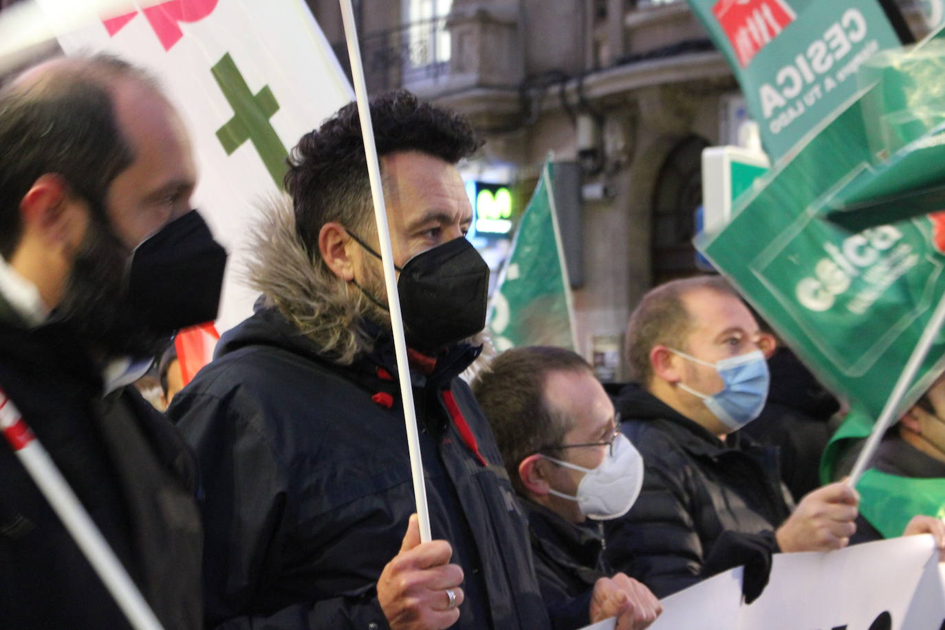 Concentración de trabajadores de Unicaja Banco en León contra el ERE que plantea la entidad.