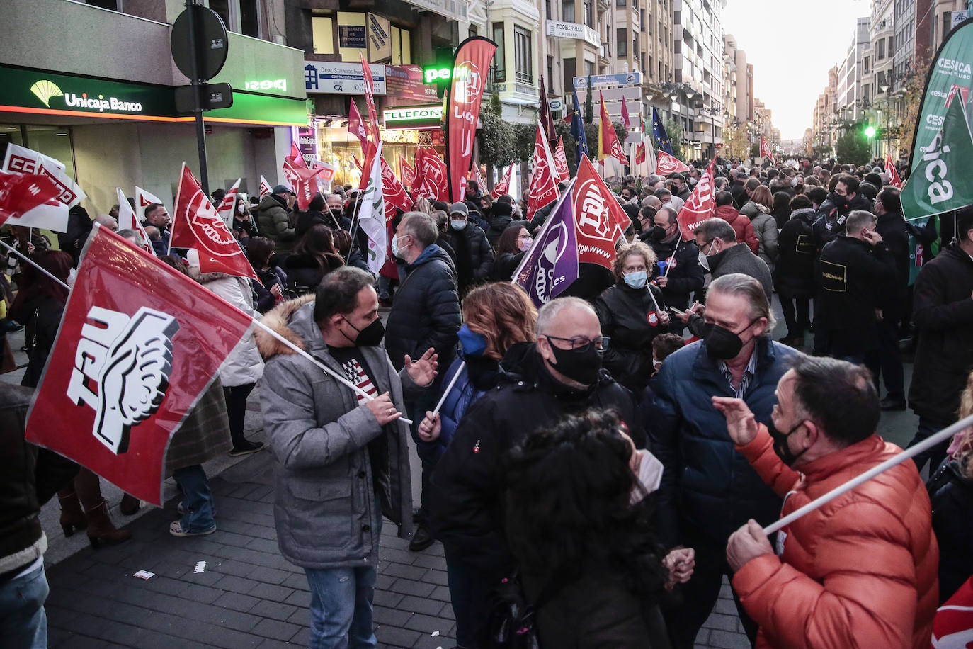 Concentración de trabajadores de Unicaja Banco en León contra el ERE que plantea la entidad.