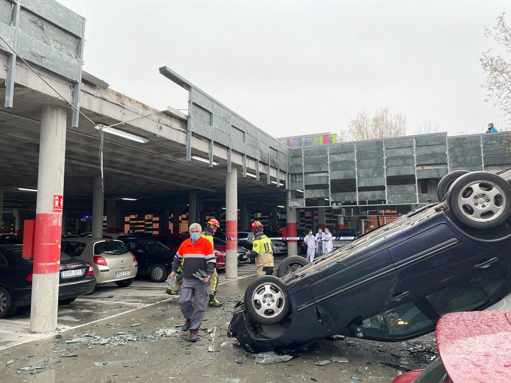 Un coche se precipita desde la plata superior del parking del Hospital Río Hortega y cae sobre otro. 