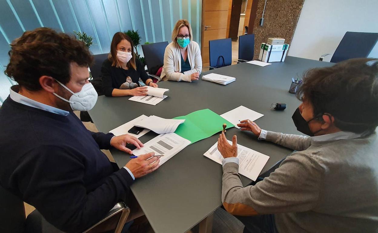 El alcalde de Villaquilambre firma con la junta vecina la cesión de la instalación.