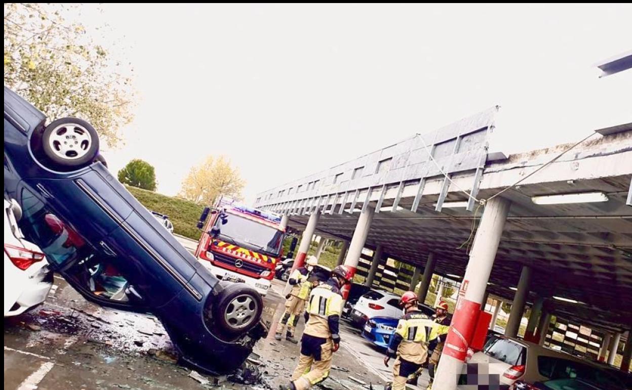 Imagen del espectacular accidente en el aparcamiento del Río Ortega. La conductora perdió el control de su vehículo precipitándose desde más de cuatro metros sobre otro vehículo. 