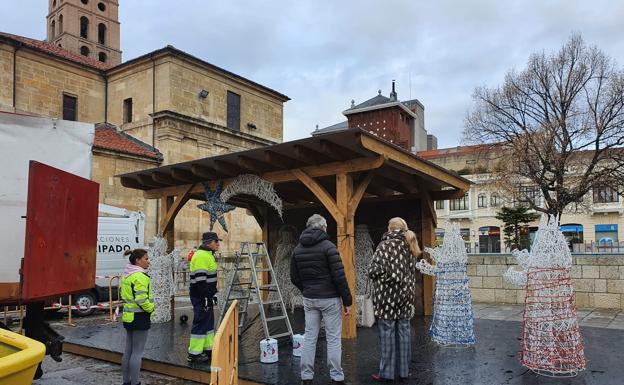 Galería. La Plaza de San Marcelo presencia el montaje del Belén que decorará este enclave estas Navidades.