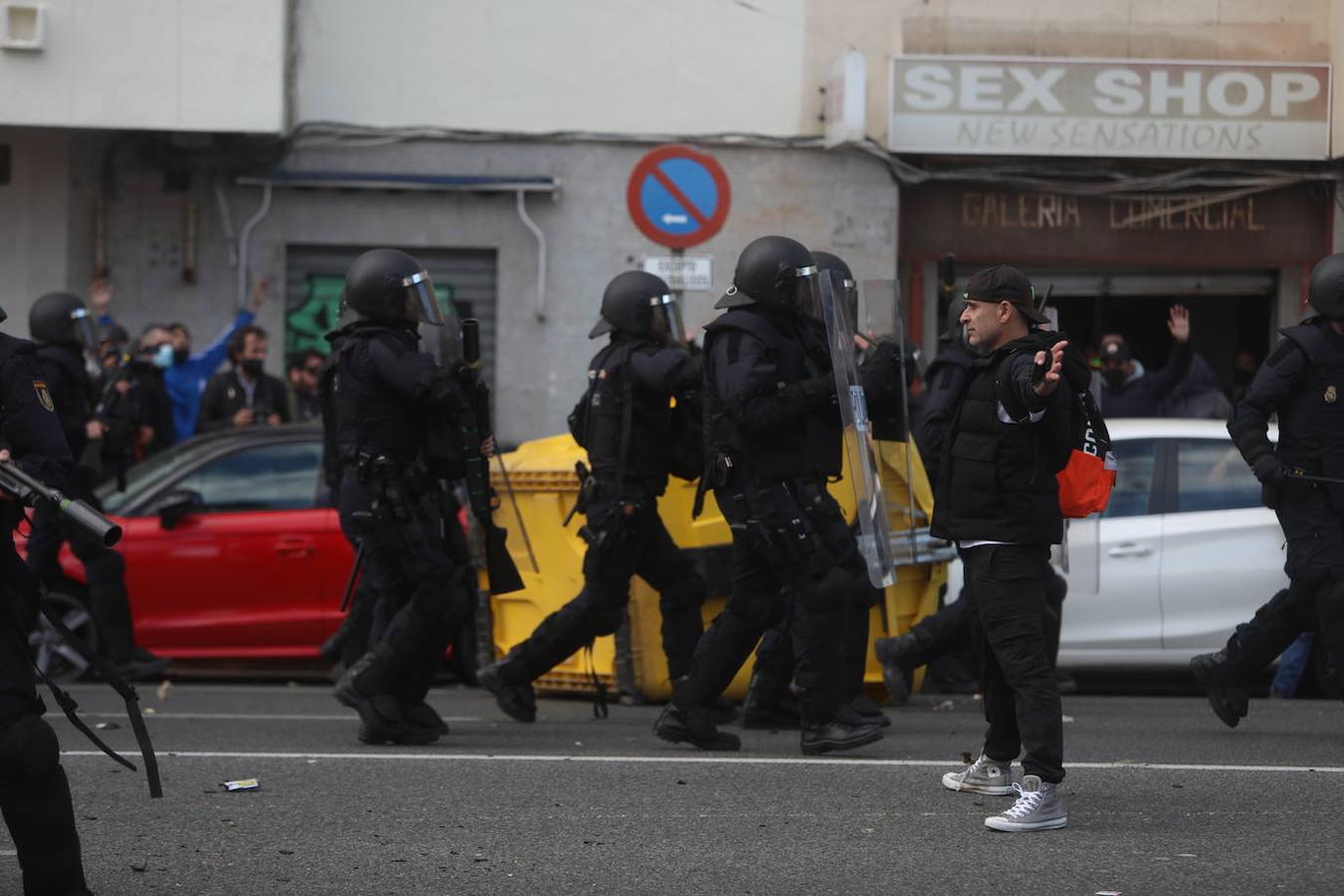 Durante la marcha, en la que han participado estudiantes, un centenar de personas se ha desviado para cortar una carretera, lo que ha provocado los enfrentamientos con la Policía